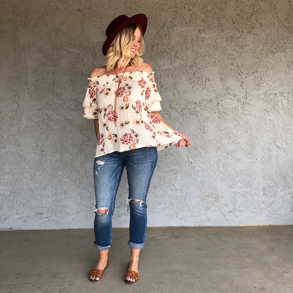 Distressed mid rise relaxed skinny crop. Mia